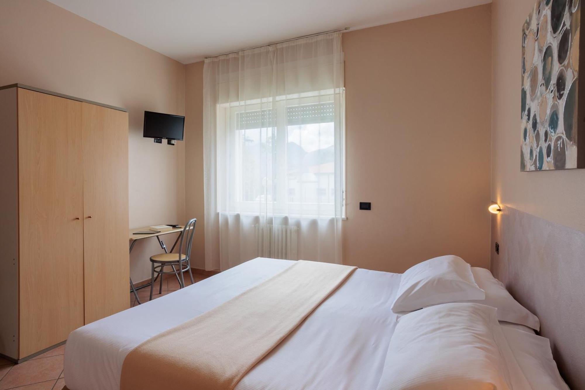 Al Centro Bed & Breakfast แวร์บาเนีย ภายนอก รูปภาพ